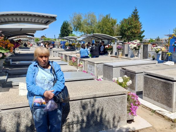 Curicanos repletaron el cementerio en Día de Todos los Santos