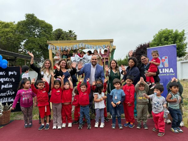 Molina instala nuevos juegos infantiles en jardines de Lontué