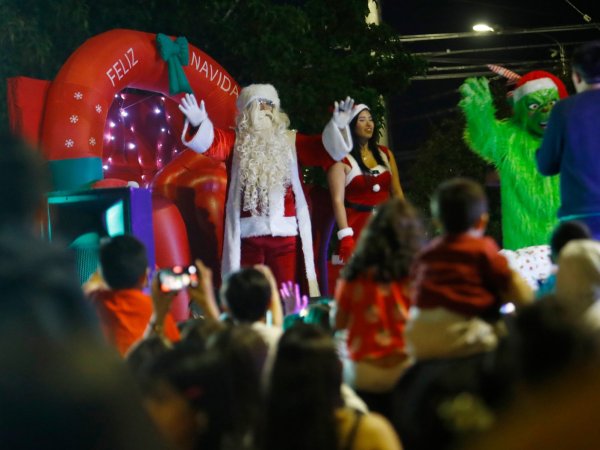Caravana Navideña recorre Curicó llevando alegría a los barrios
