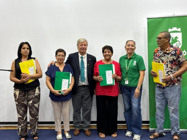 Entregan carpetas de regularización a familias curicanas