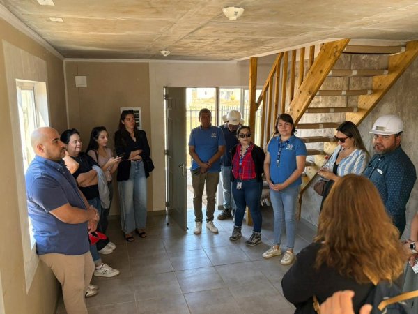 Dirigentes conocen casa piloto de Parque Lontué