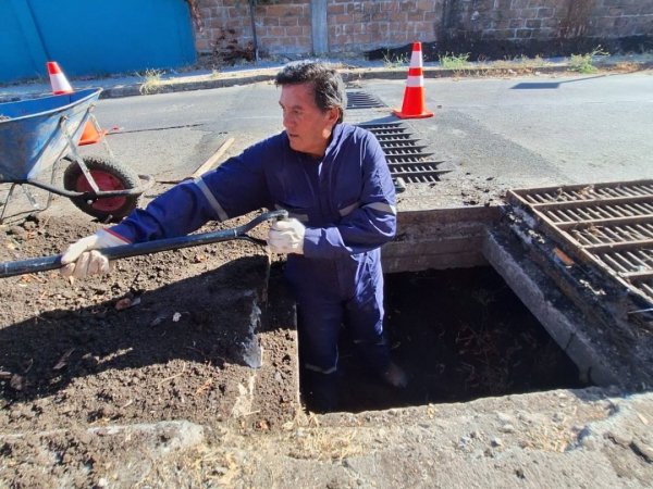 Refuerzan limpieza de canales en Curicó