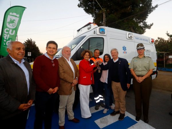 Nueva ambulancia refuerza salud en Los Niches