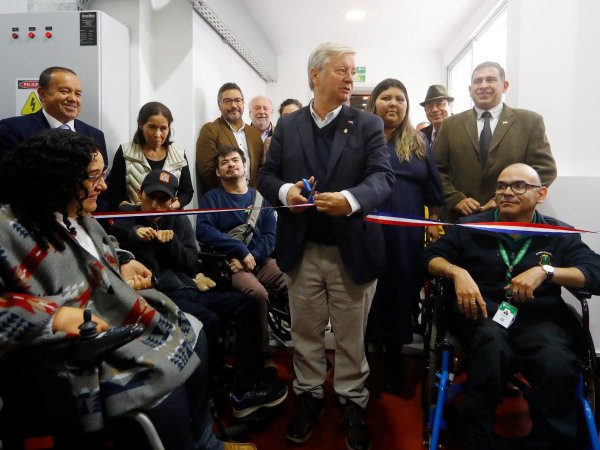 Municipio de Curicó inaugura esperado ascensor