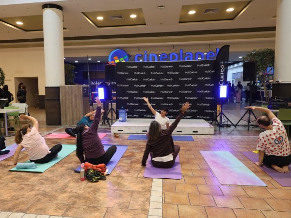 Exitosa jornada de yoga en Mall de Curicó