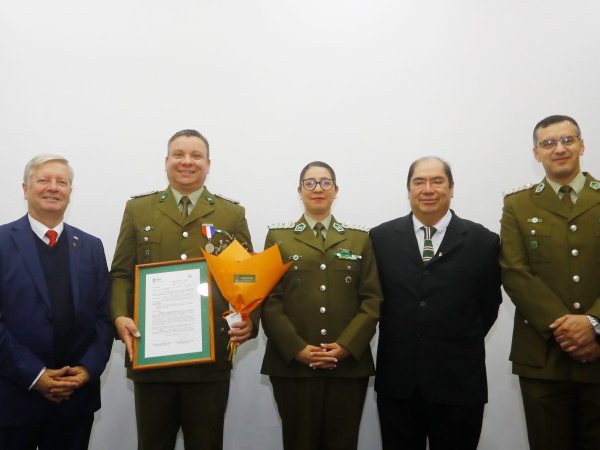 Reconocen a Carabineros con Medalla de Plata