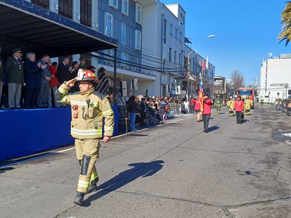 Curicó rindió homenaje a sus bomberos con desfile provincial