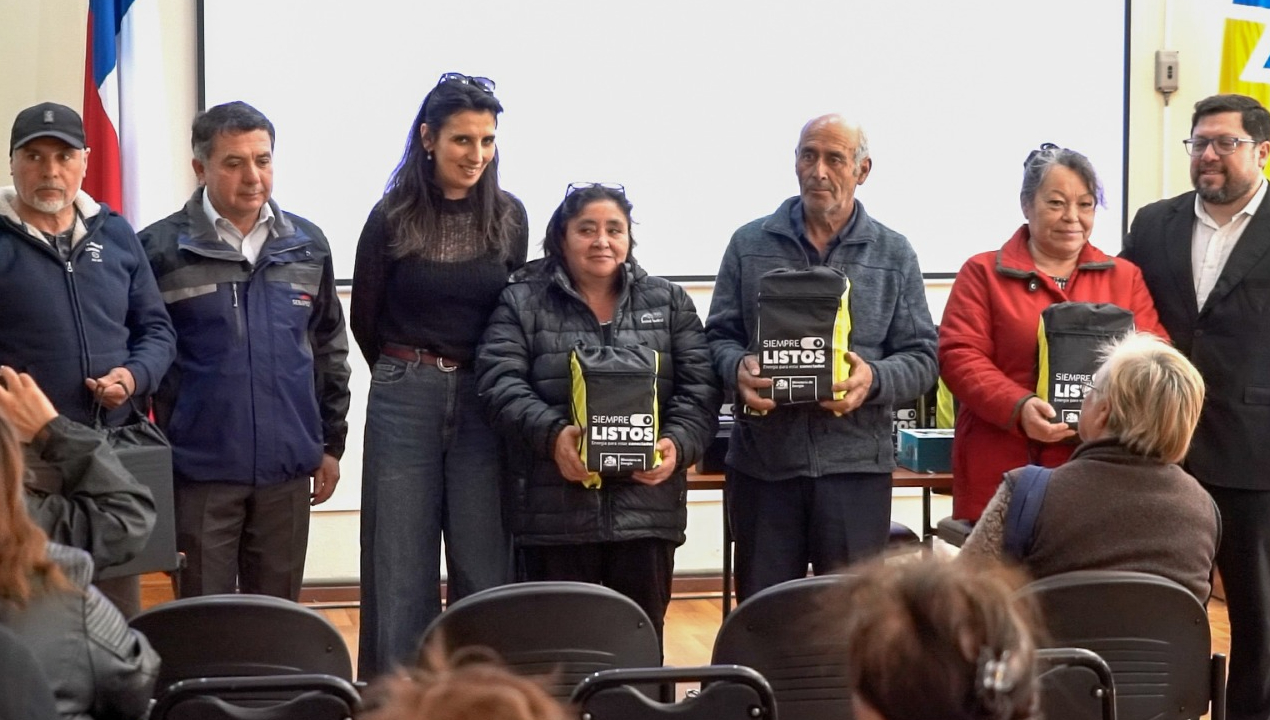 /vecinos-de-punta-arenas-reciben-kits-de-emergencia-energetica-siempre