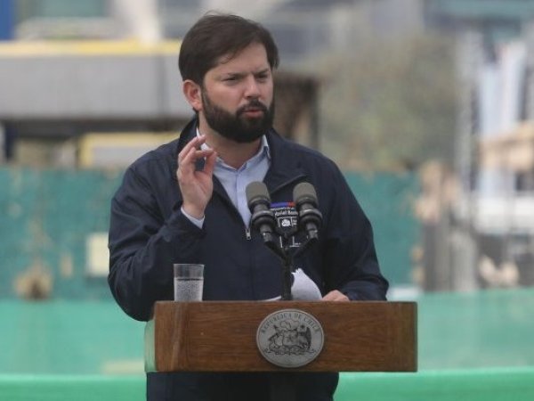 Presidente Boric marca distancia de liderazgos “que creen que se la saben todas” en alusión a Kast