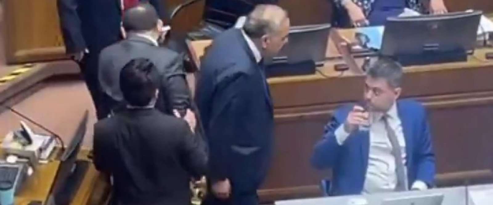 Diputado y senador casi se van a las manos durante sesión especial