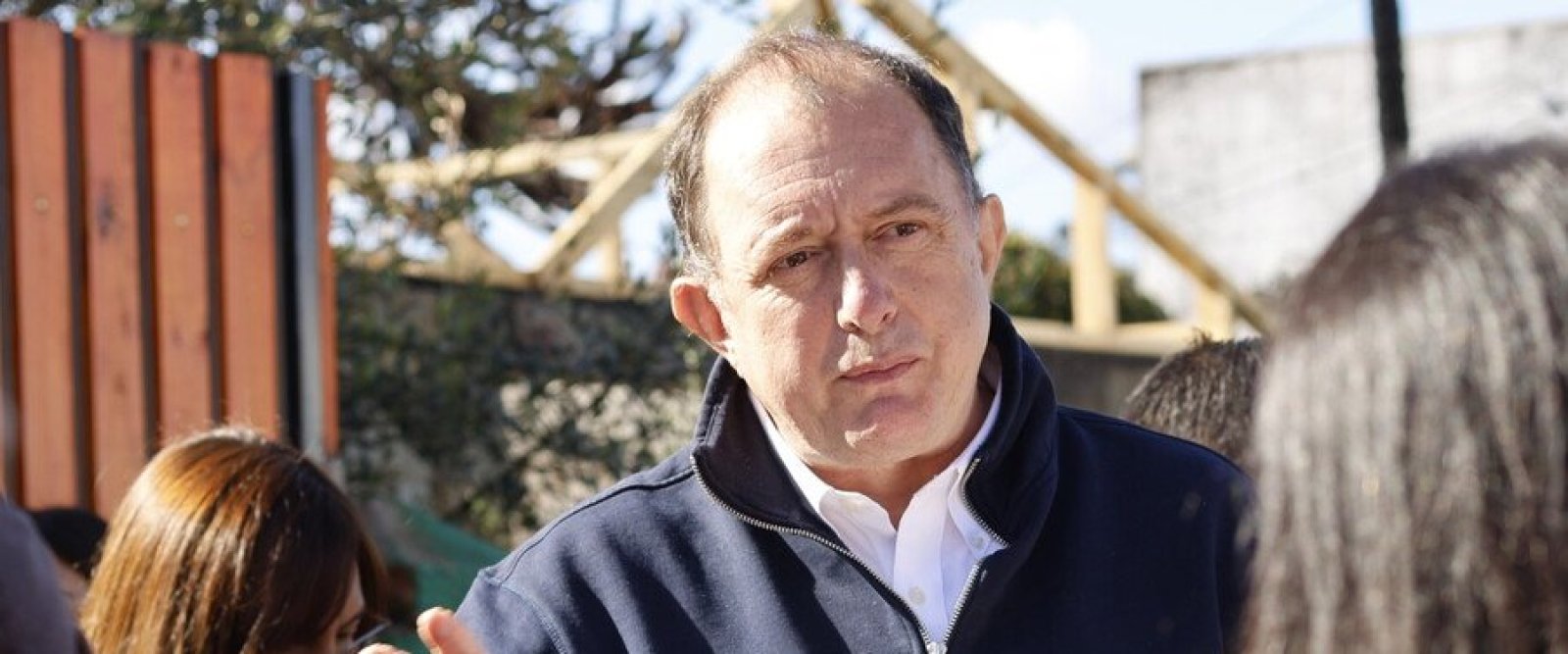 Poduje tensiona al gabinete y rechaza recortes impulsados desde Hacienda