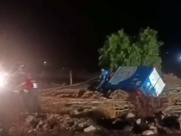 [Video] Los efectos del sistema frontal en Coquimbo: Río arrasó con puente en Monte Patria