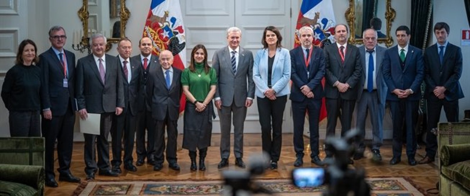 Con presencia de exministros: Presidente presenta comisión que busca reducir ministerios