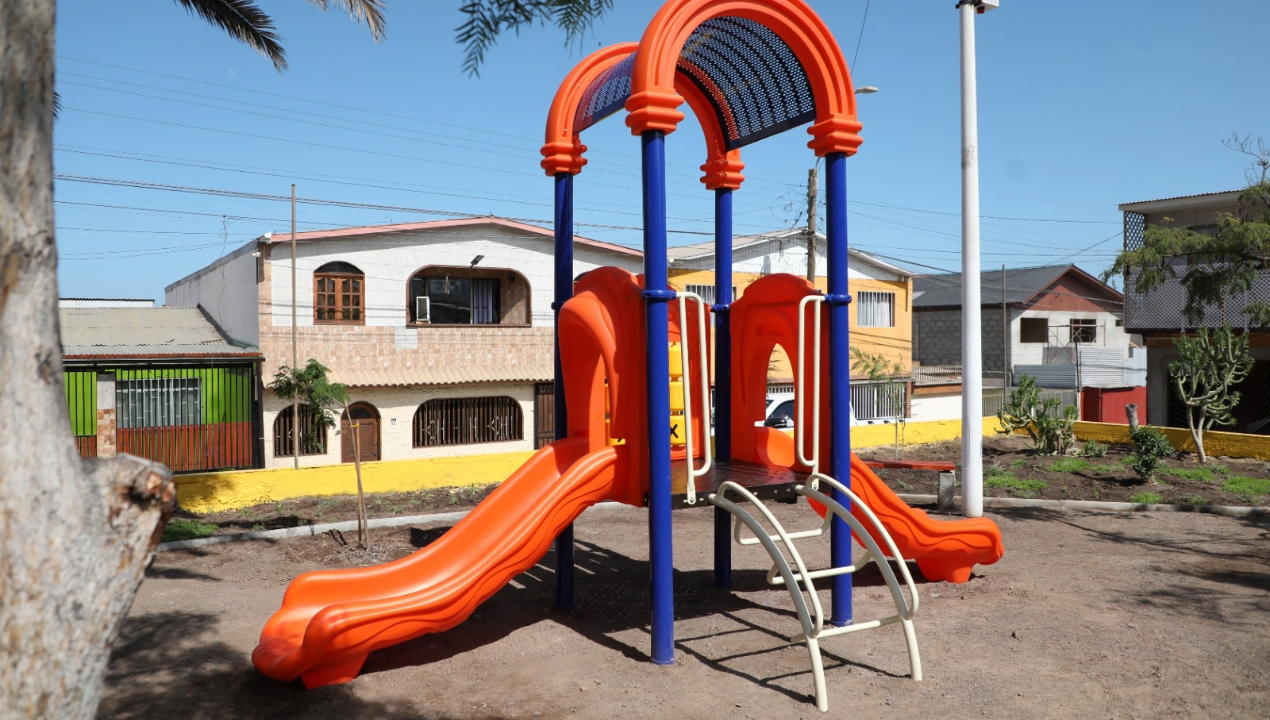 /instalan-juegos-infantiles-en-18-plazoletas-de-antofagasta